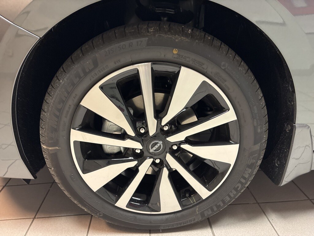 2025 Nissan Sentra SV photo 4