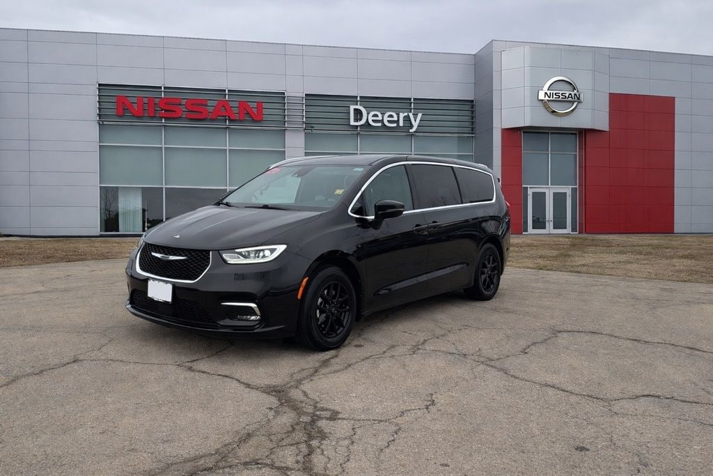 Used 2025 Chrysler Pacifica Select Van Passenger Van