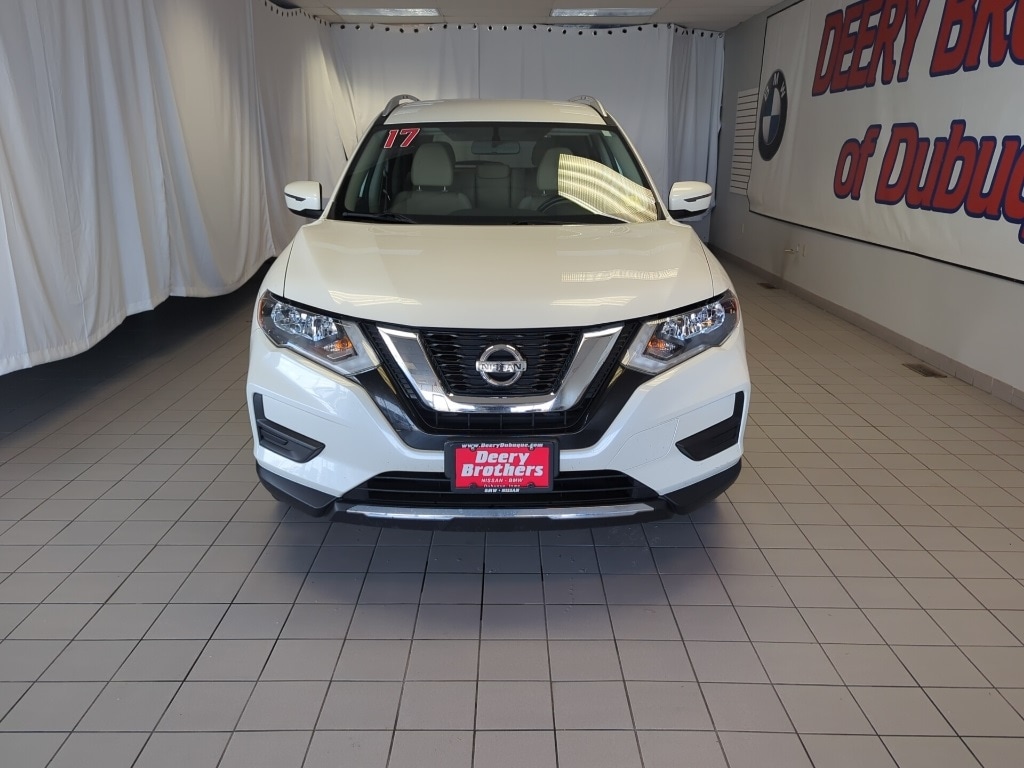 Used 2017 Nissan Rogue SV with VIN JN8AT2MV5HW007374 for sale in Dubuque, IA