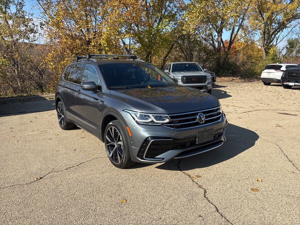 2022 Volkswagen Tiguan SEL R-LINE's photo