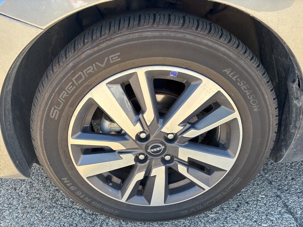 2023 Nissan Versa 1.6 SV photo 3