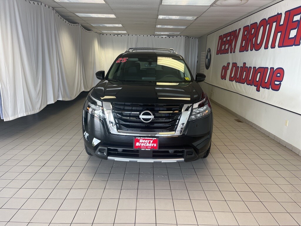 2025 Nissan Pathfinder SL photo 2