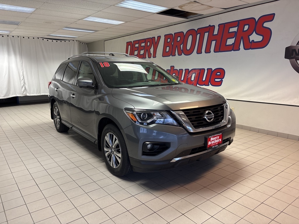 2018 Nissan Pathfinder SL's photo