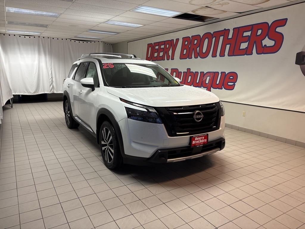 2025 Nissan Pathfinder Platinum's photo