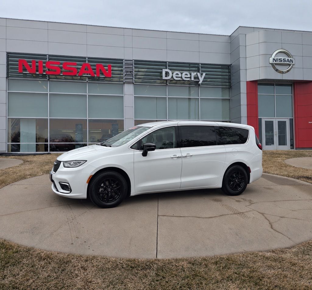 Used 2024 Chrysler Pacifica Touring L Van Passenger Van
