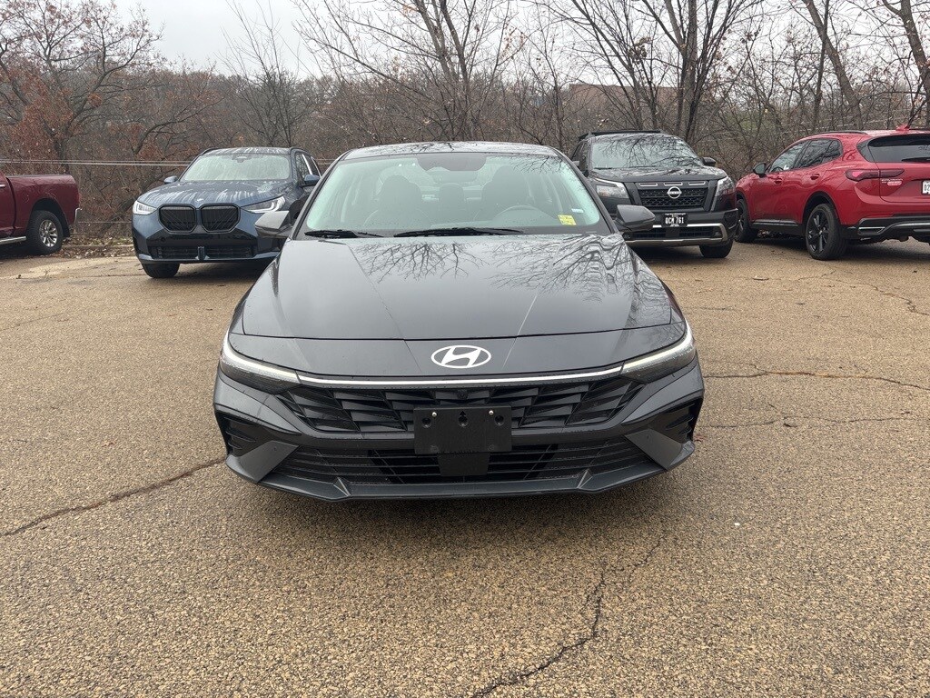 2024 Hyundai Elantra Limited photo 2