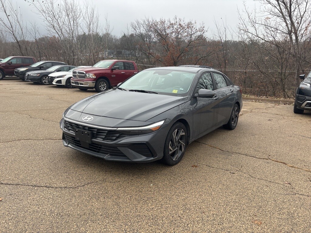 2024 Hyundai Elantra Limited photo 3