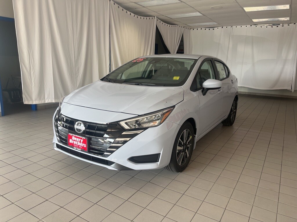 2025 Nissan Versa 1.6 SV photo 3