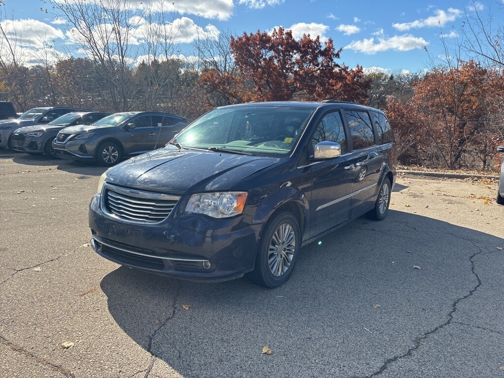 2013 Chrysler Town & Country photo 3