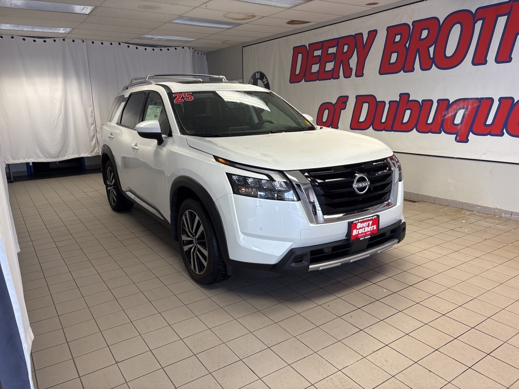 2025 Nissan Pathfinder Platinum's photo