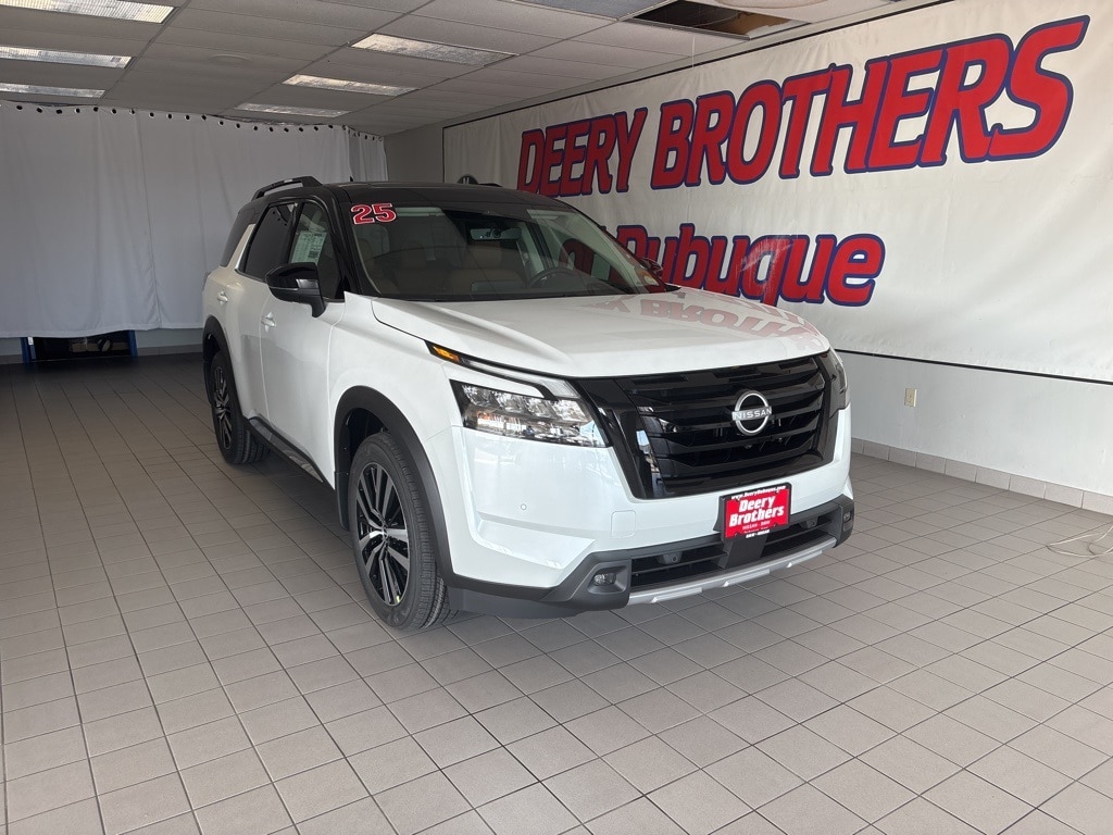2025 Nissan Pathfinder Platinum's photo