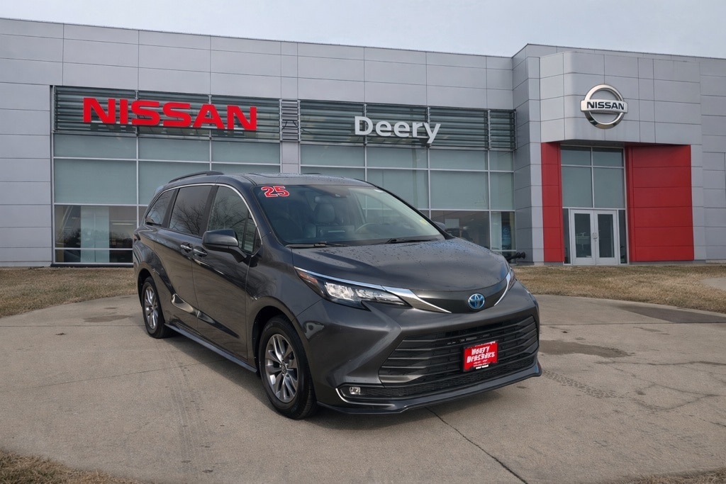 2025 Toyota Sienna XLE's photo