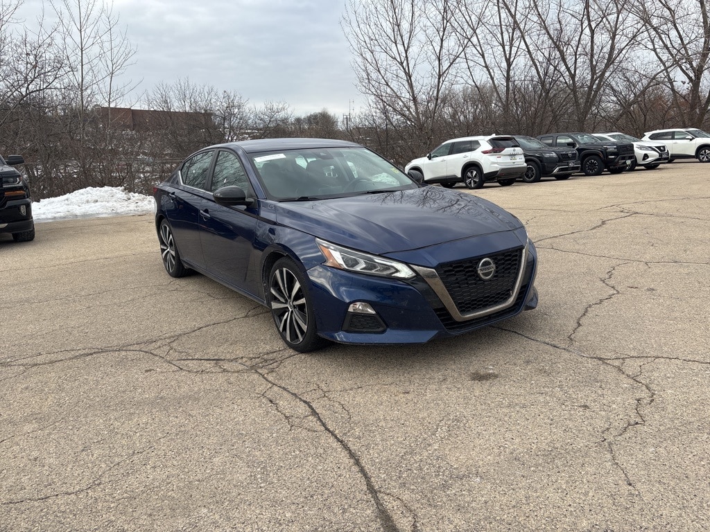 2022 Nissan Altima SR's photo