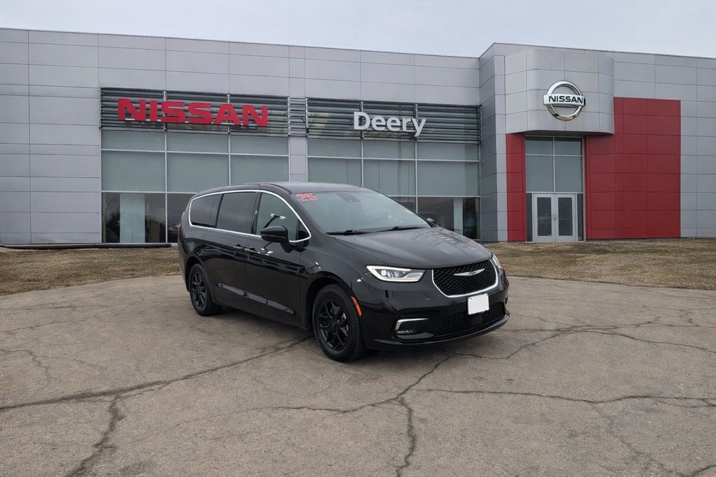Used 2025 Chrysler Pacifica Select Van Passenger Van