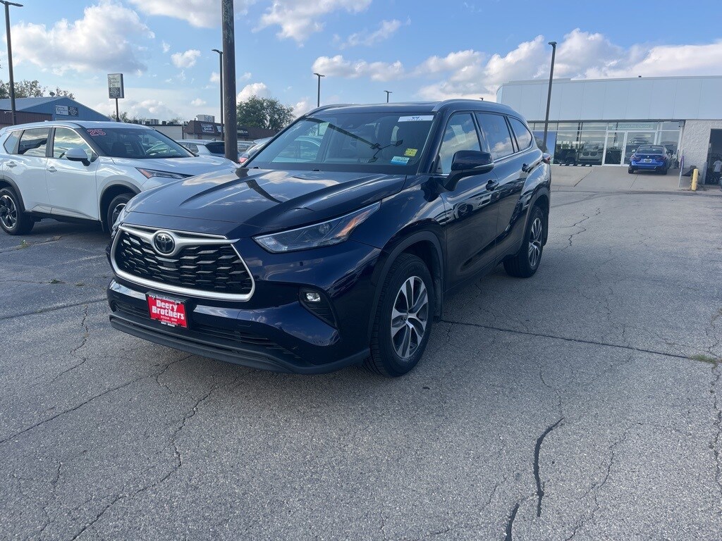 2022 Toyota Highlander XLE photo 3