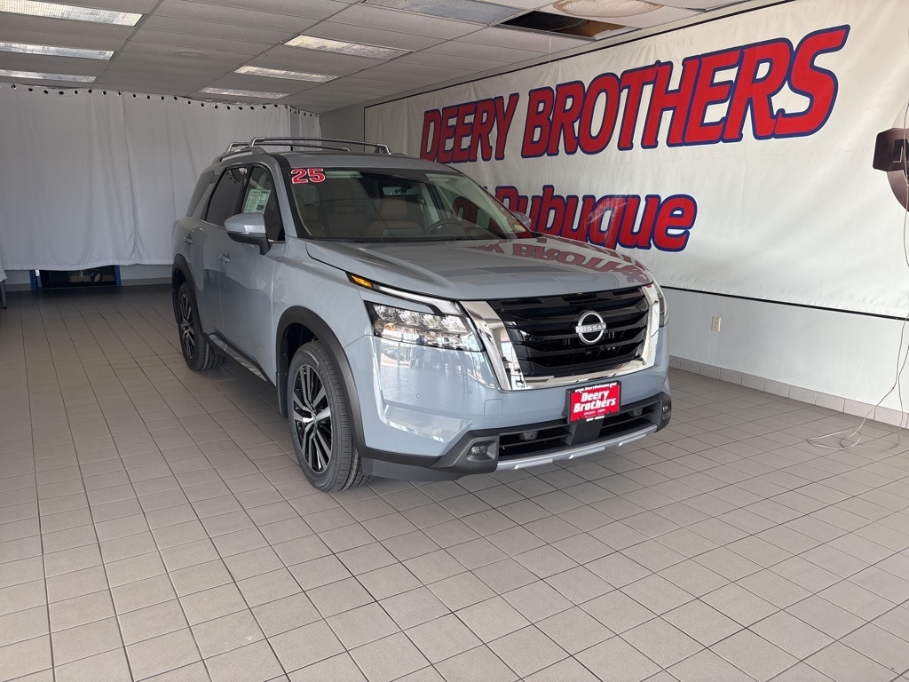 2025 Nissan Pathfinder Platinum's photo