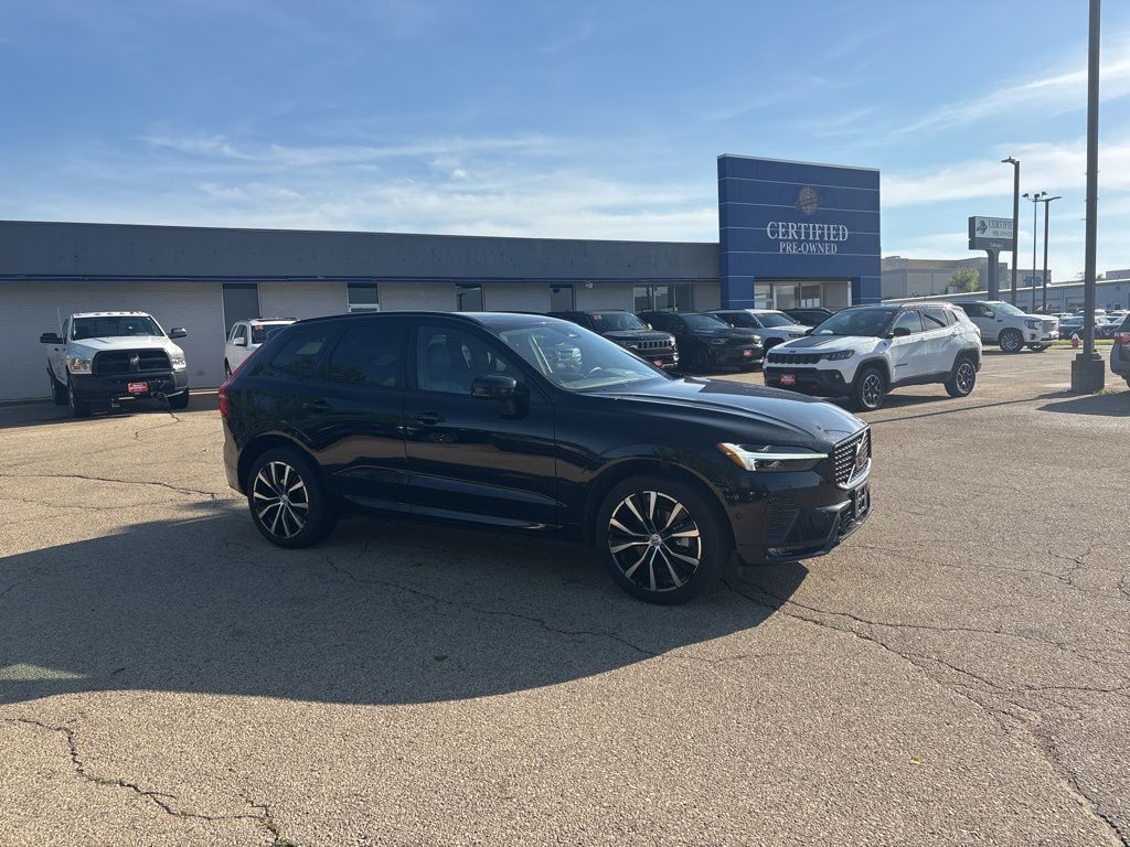 2024 Volvo XC60 B5 Plus Dark Theme AWD's photo