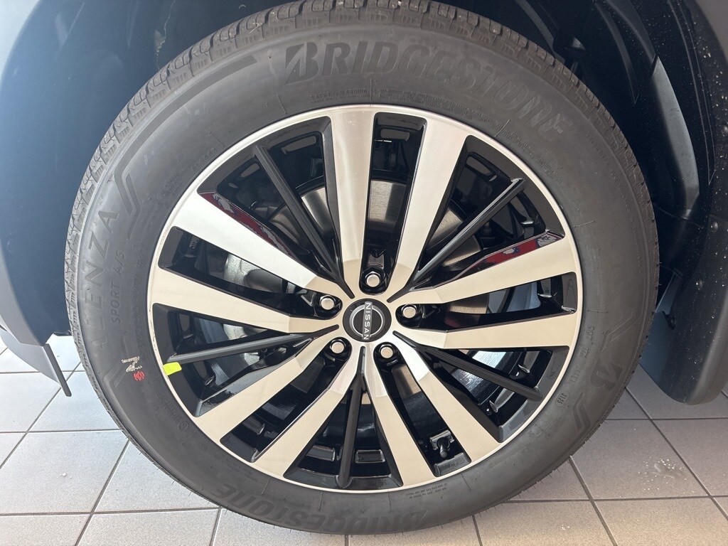 2025 Nissan Pathfinder Platinum photo 2