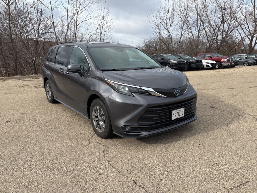 2025 Toyota Sienna XLE's photo