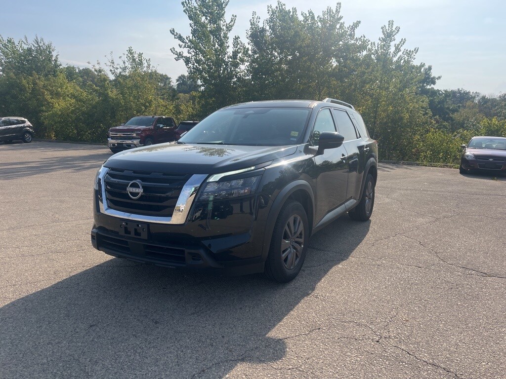2025 Nissan Pathfinder SV photo 2