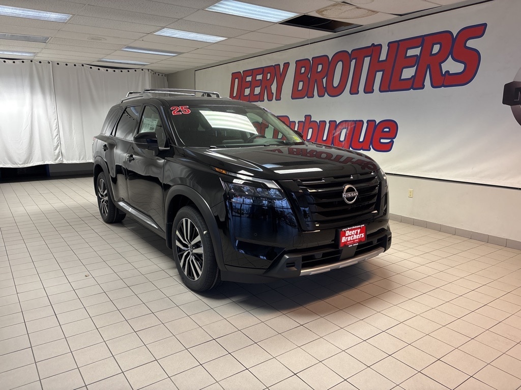 2025 Nissan Pathfinder Platinum's photo