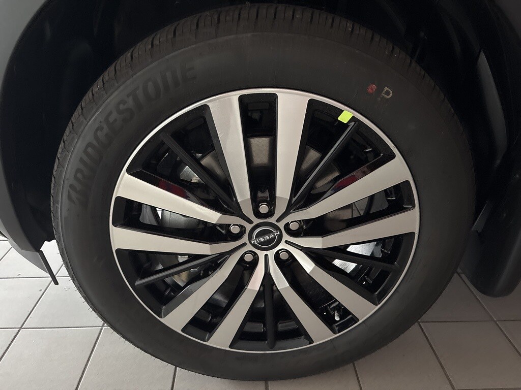 2025 Nissan Pathfinder Platinum photo 3