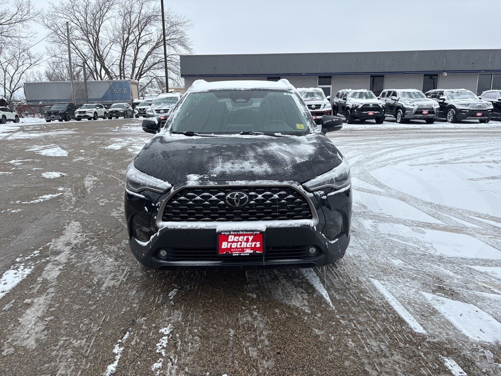 2025 Toyota Corolla Cross XLE photo 2