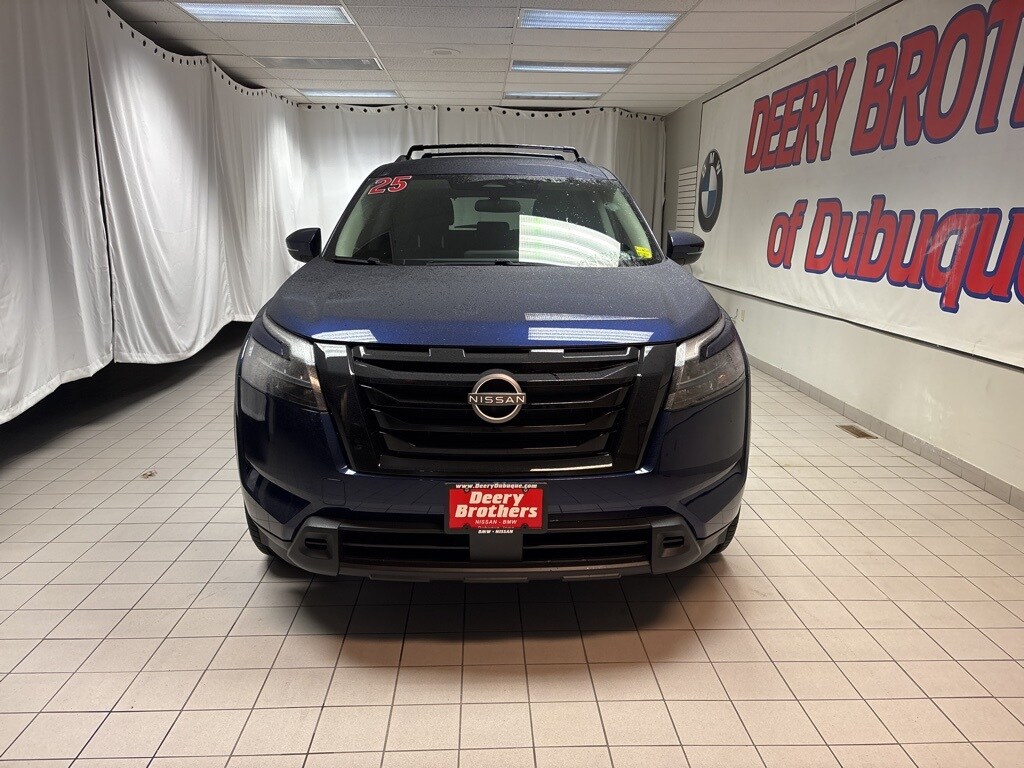 2025 Nissan Pathfinder SV photo 2