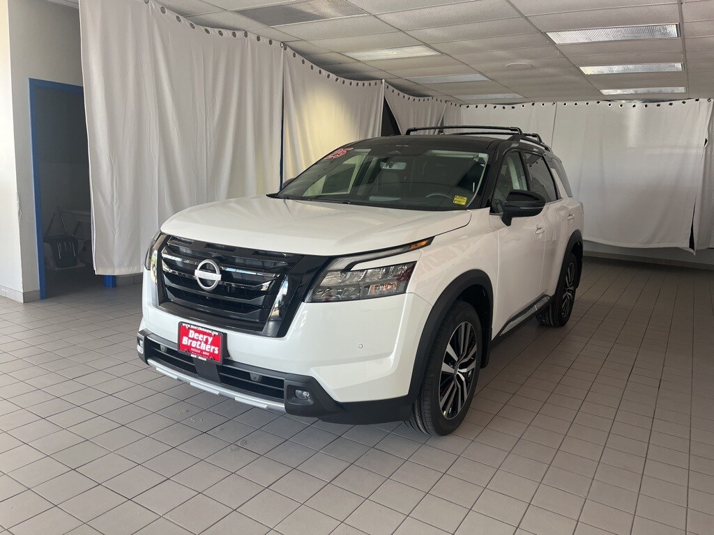 2025 Nissan Pathfinder Platinum photo 2