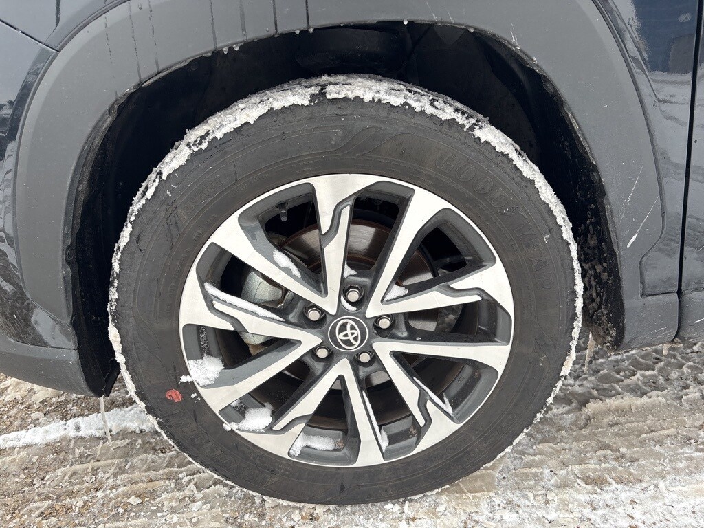 2025 Toyota Corolla Cross XLE photo 4