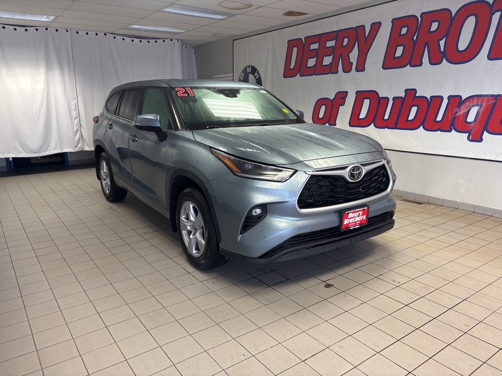 2021 Toyota Highlander LE's photo