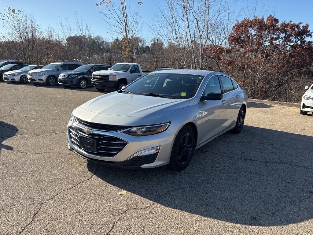 2022 Chevrolet Malibu LS photo 3