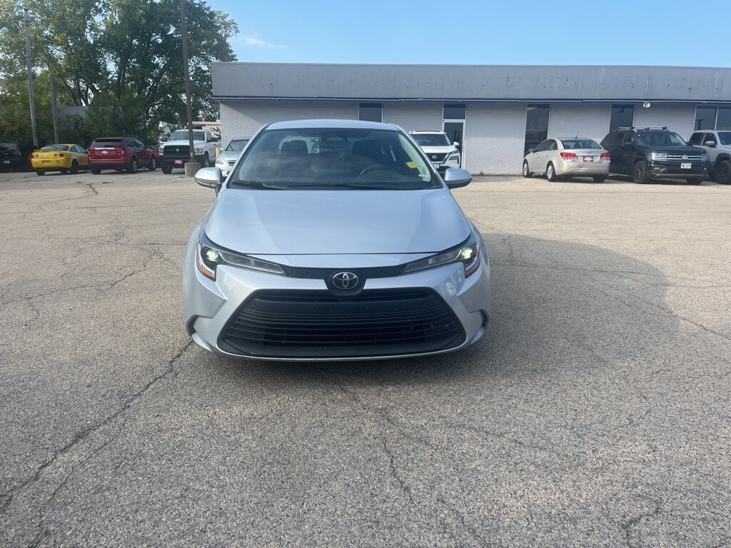 2023 Toyota Corolla LE photo 2