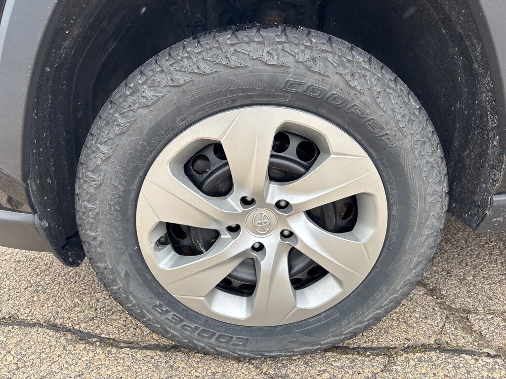 2021 Toyota RAV4 LE photo 4