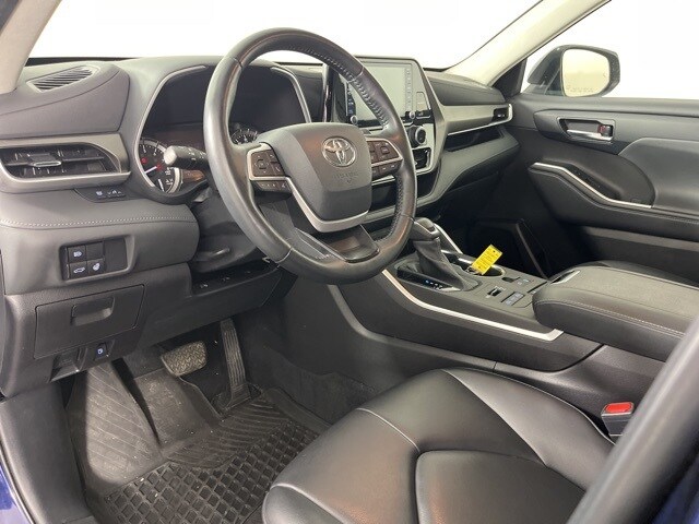 Used 2022 Toyota Highlander XLE with VIN 5TDGZRBH1NS218299 for sale in Cedar Falls, IA