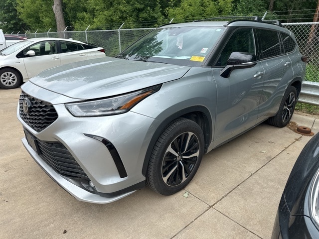 Used 2021 Toyota Highlander XSE with VIN 5TDJZRBH0MS057240 for sale in Cedar Falls, IA