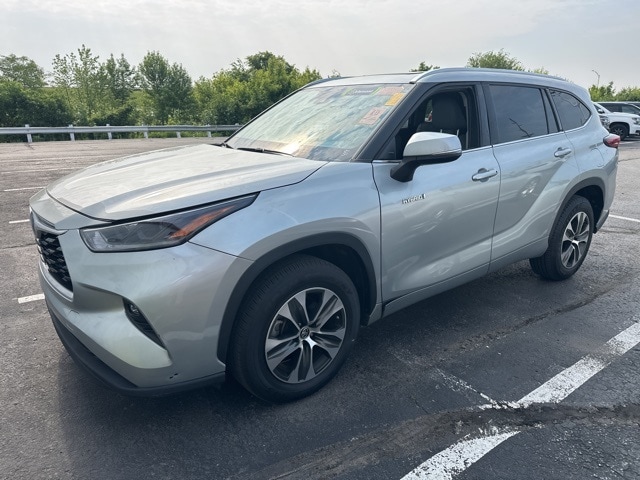 Used 2021 Toyota Highlander XLE with VIN 5TDGARAH5MS011924 for sale in Cedar Falls, IA