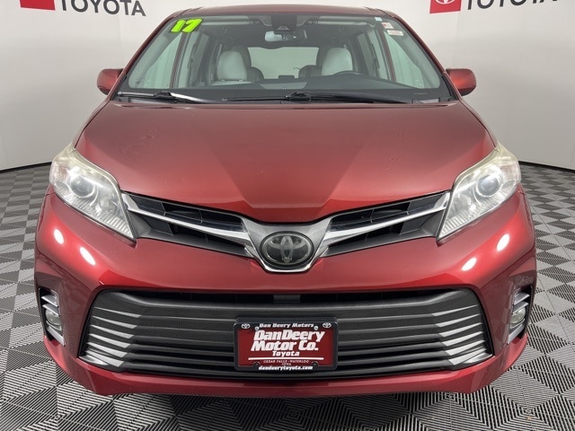 Used 2019 Toyota Sienna XLE with VIN 5TDYZ3DCXKS984417 for sale in Cedar Falls, IA
