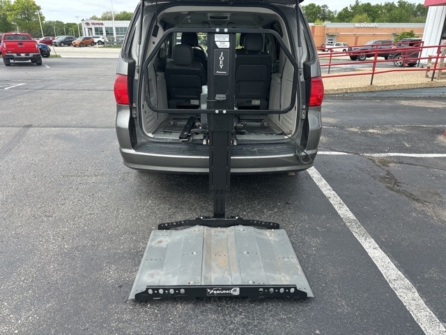 Used 2010 Volkswagen Routan SE with VIN 2V4RW3D10AR407100 for sale in Cedar Falls, IA