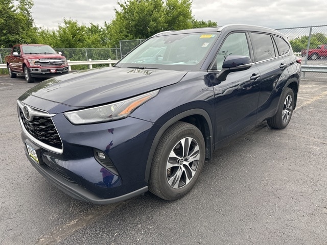 Used 2022 Toyota Highlander XLE with VIN 5TDGZRBH1NS231893 for sale in Cedar Falls, IA