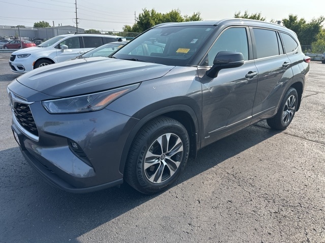 Used 2023 Toyota Highlander XLE with VIN 5TDKBRCH5PS588297 for sale in Cedar Falls, IA