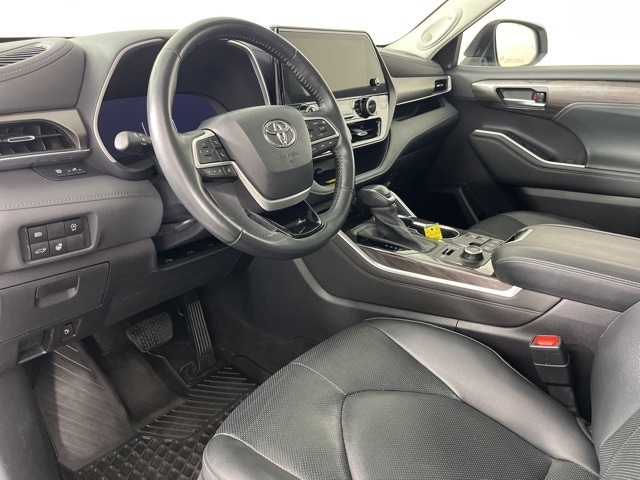 Used 2023 Toyota Highlander Limited with VIN 5TDKDRBH9PS007752 for sale in Cedar Falls, IA