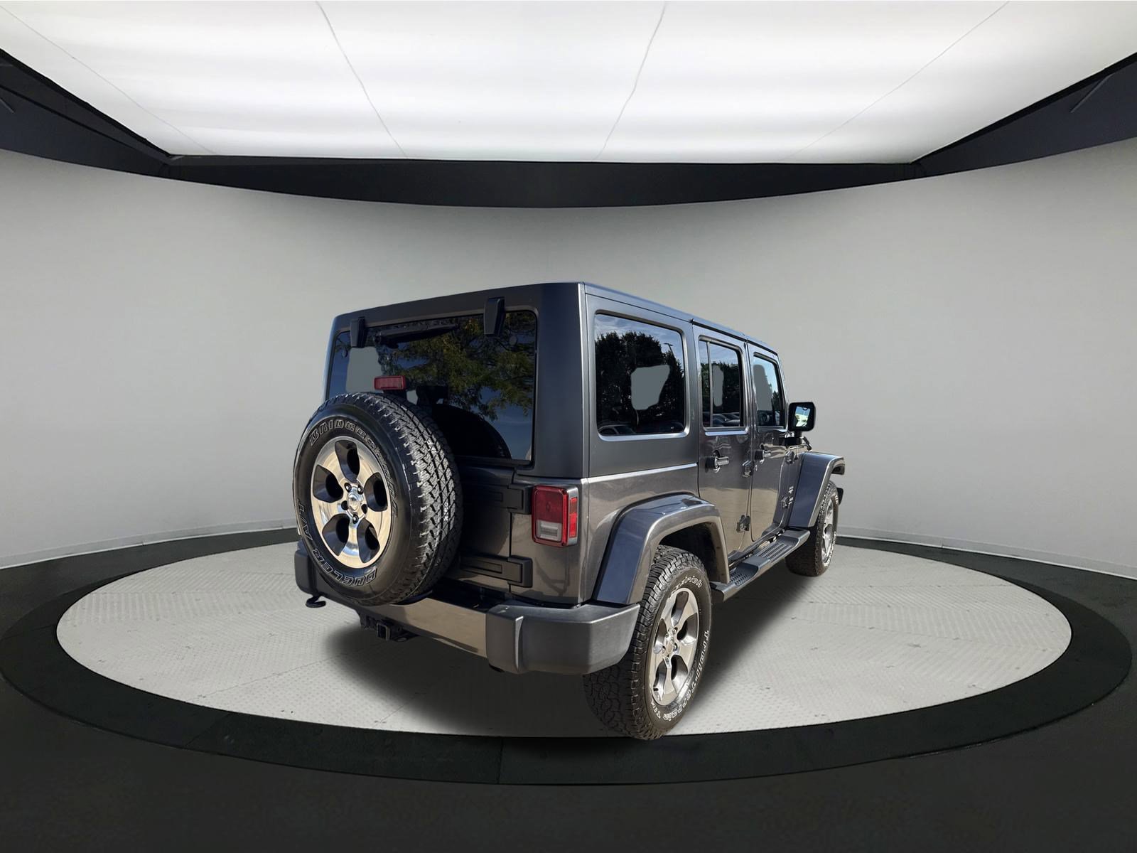 2017 Jeep Wrangler Unlimited Sahara photo 2
