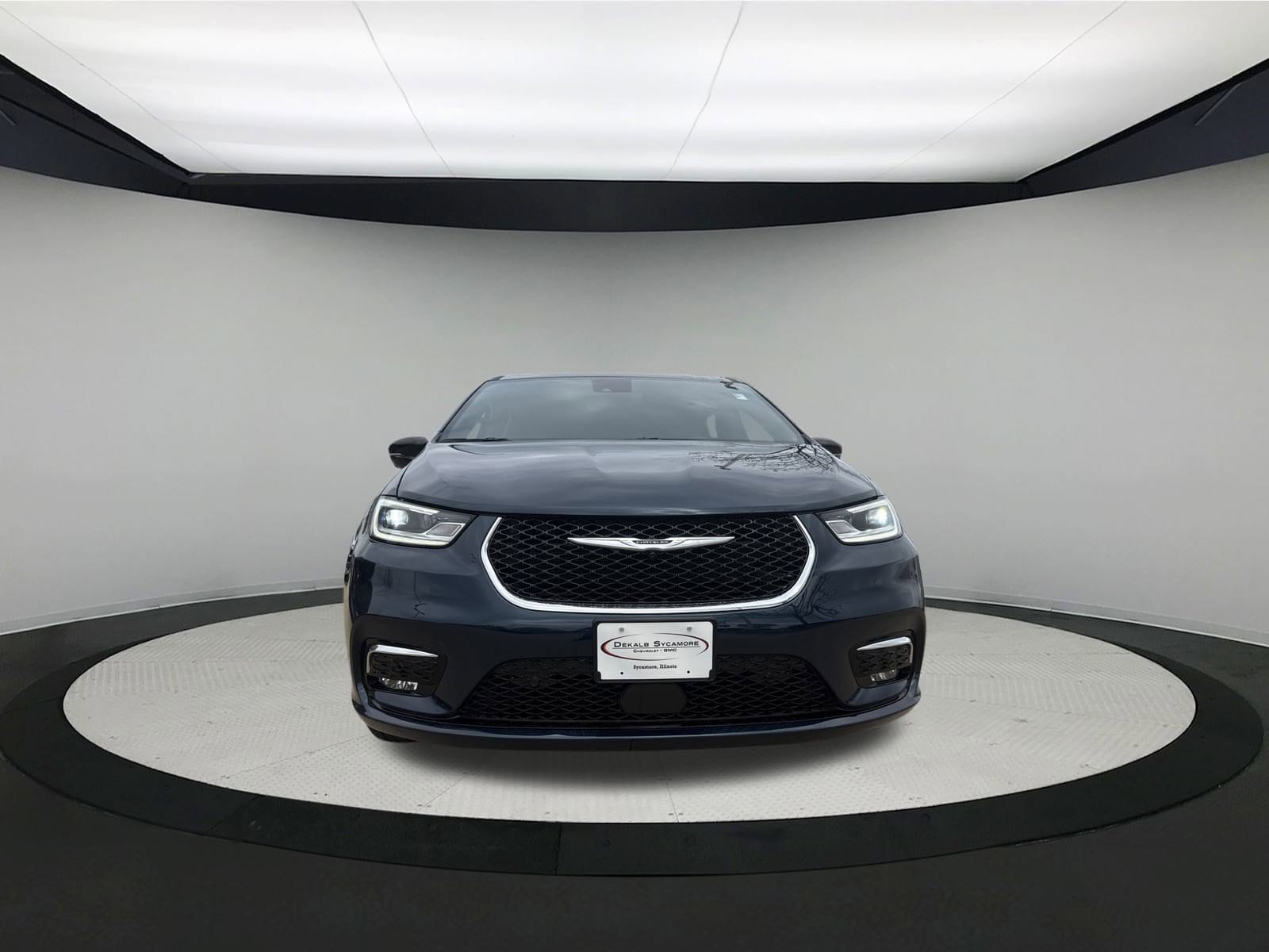 Used 2025 Chrysler Pacifica Select with VIN 2C4RC3BG3SR523127 for sale in Sycamore, IL