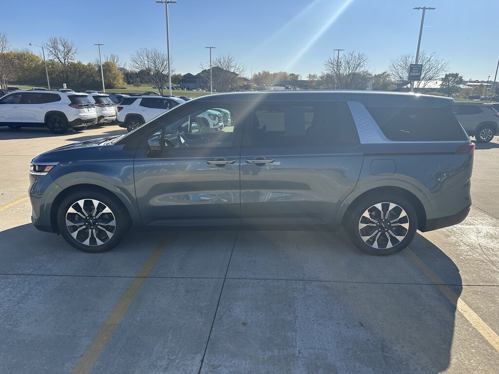 Used 2022 Kia Carnival EX