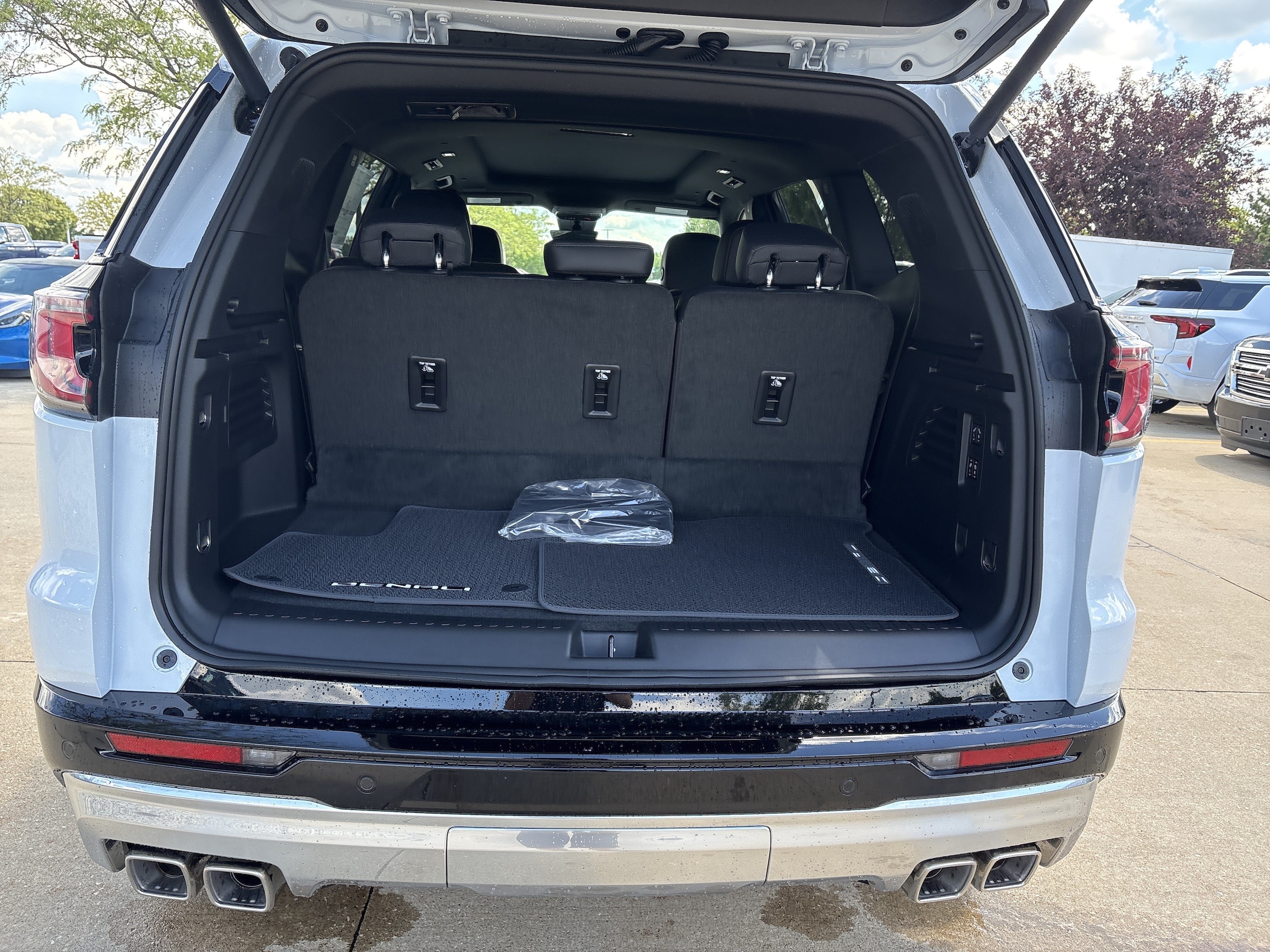 2026 GMC Acadia Denali - Photo 15