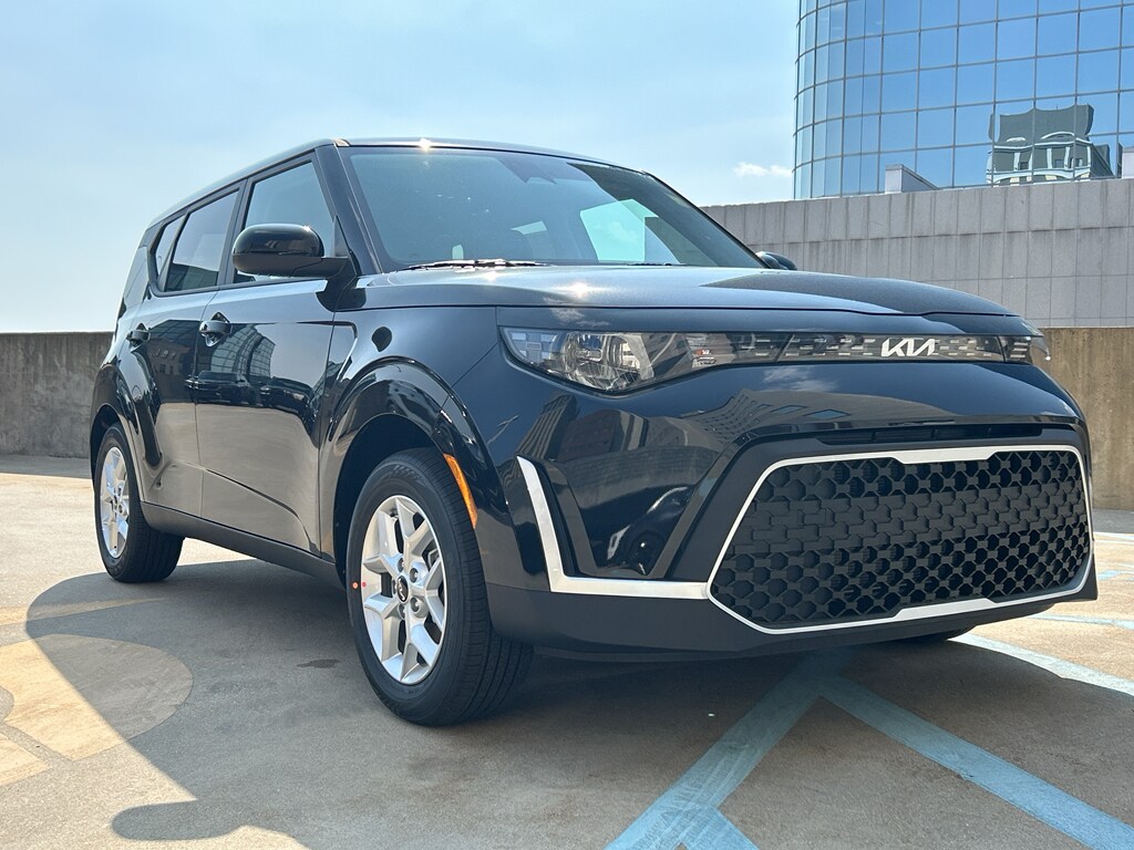 2025 Kia Soul LX photo 2