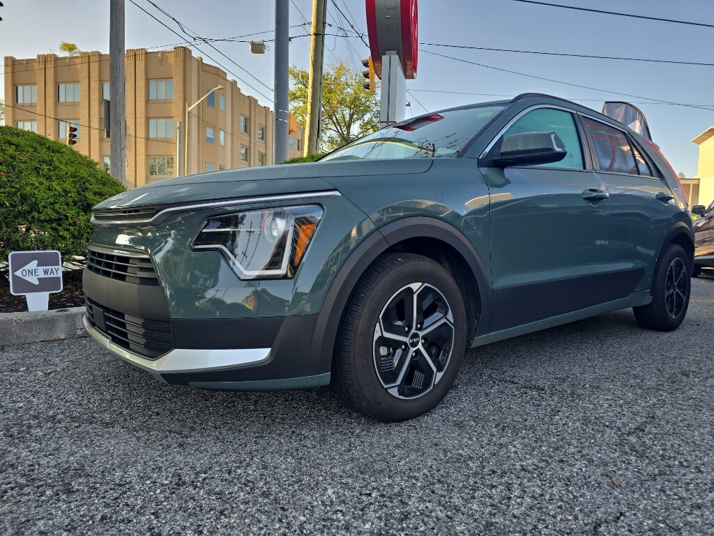 2025 Kia Niro EX photo 2