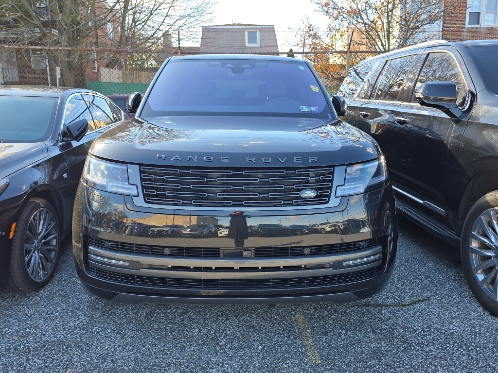 2023 Land Rover Range Rover SE photo 3