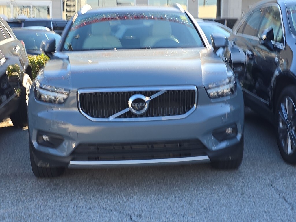 2021 Volvo XC40 Momentum photo 3
